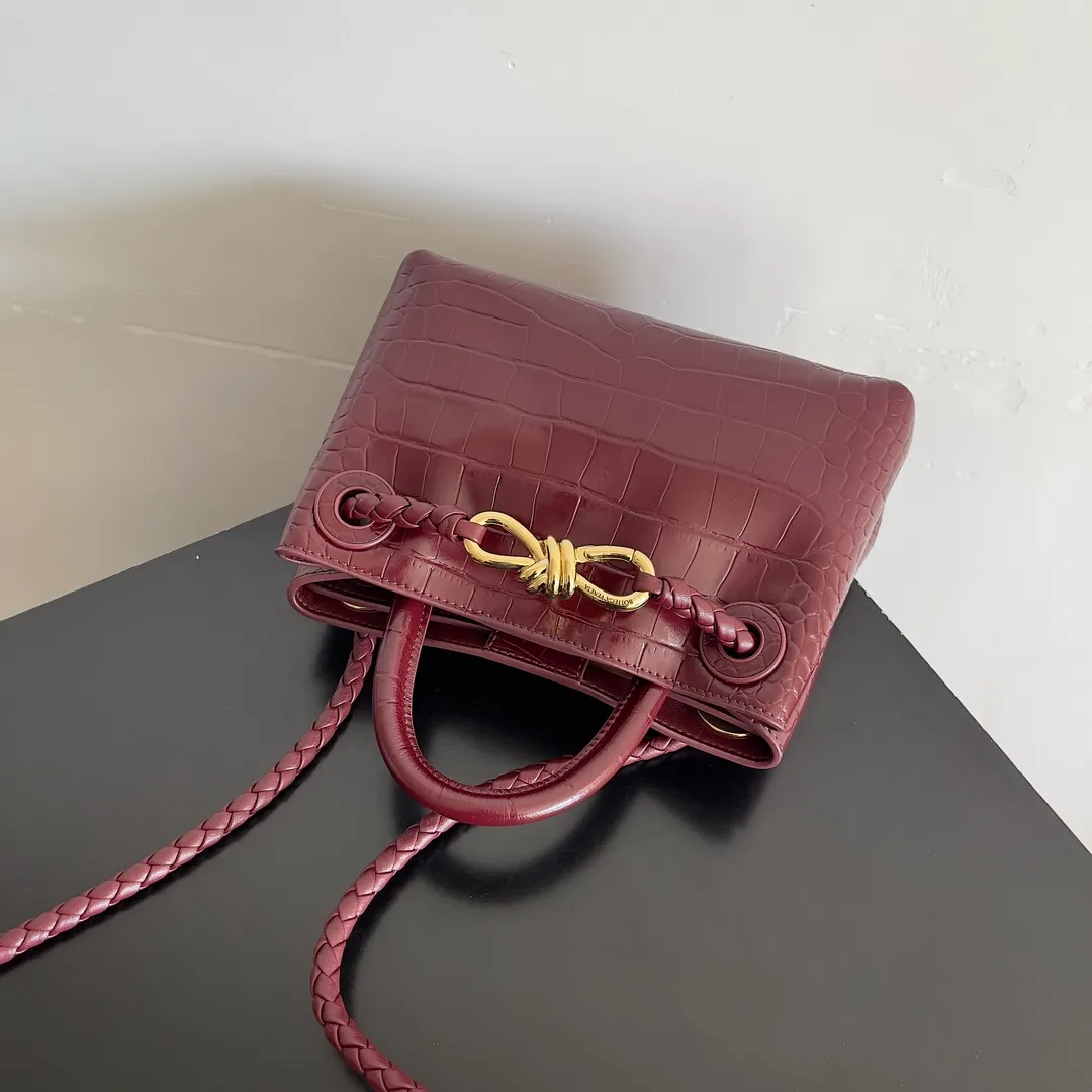 Batch 2880 BOTTEGA VENETA new women's crocodile leather ANDIAMO is shipped! ! ! As a classic model of the BV family, each innovation brings different surprises to fans. There are three ways to carry it with different makeup. Crocodile skin is called the gold in leather and is famous for its top luxury and rarity. During use, the luster of the crocodile skin will not fade or fade with time. No matter how long it is used, it will still remain new. And because each crocodile skin is different, the effect of each crocodile leather bag is different. Style number: 777614 Size: 22*9*15.5cm